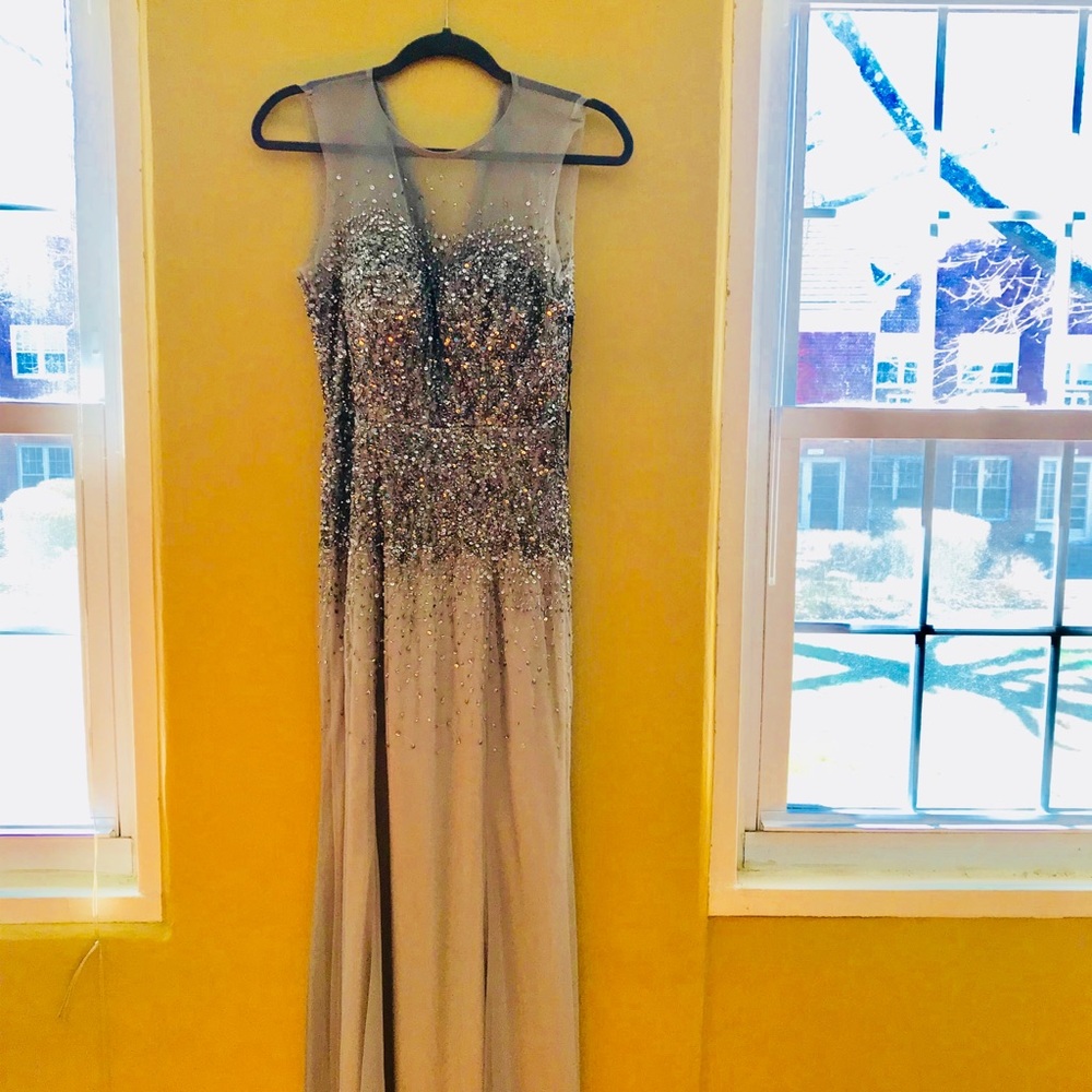 NWT, Adrianna Papell chiffon and sequins gown, 6P
